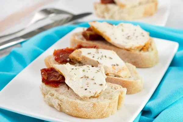 Pan con pollo y tomate seco en el plato —  Fotos de Stock