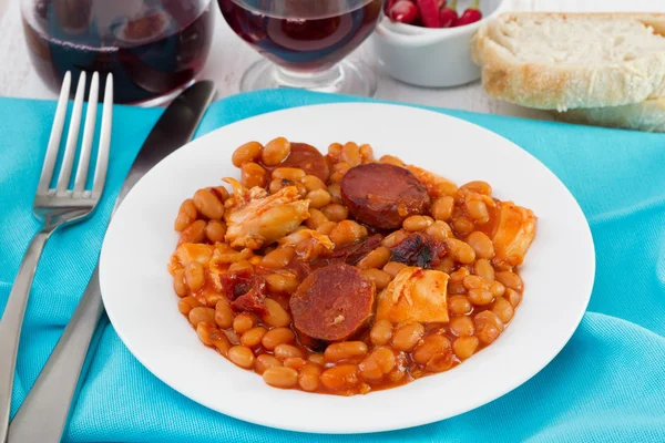 Beans with sausages and chicken in sauce on the plate — Stock Photo, Image