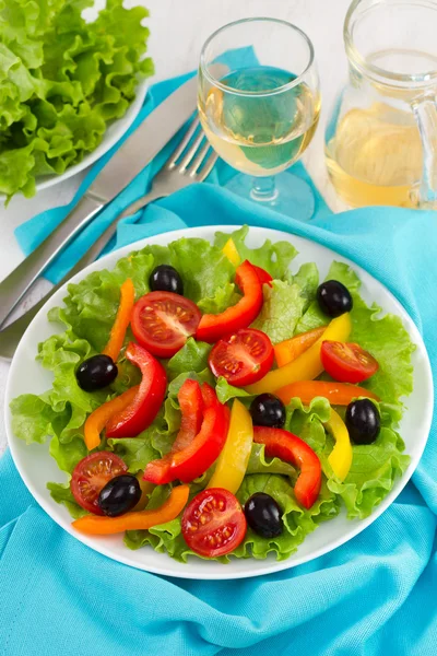 Insalata con pepe, olive e lattuga sul piatto — Foto Stock