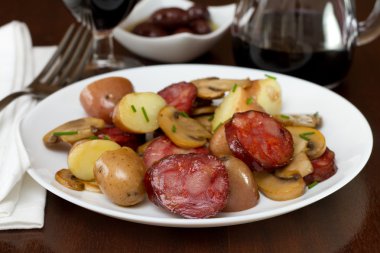 sosis ve mantar plaka salata