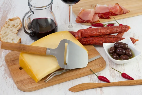 Fromage aux saucisses, olives et vin rouge — Photo