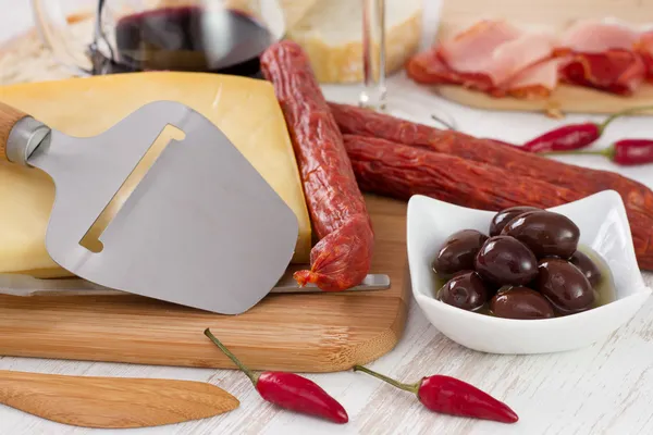 Formaggio con salsicce, olive e vino rosso — Foto Stock