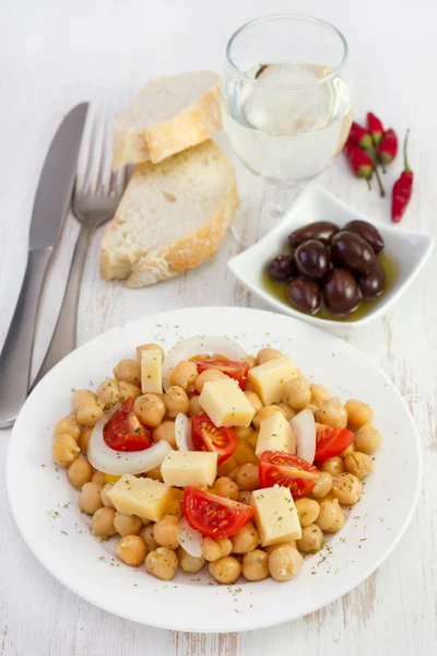 Ensalada de garbanzos con queso y tomate — Foto de Stock