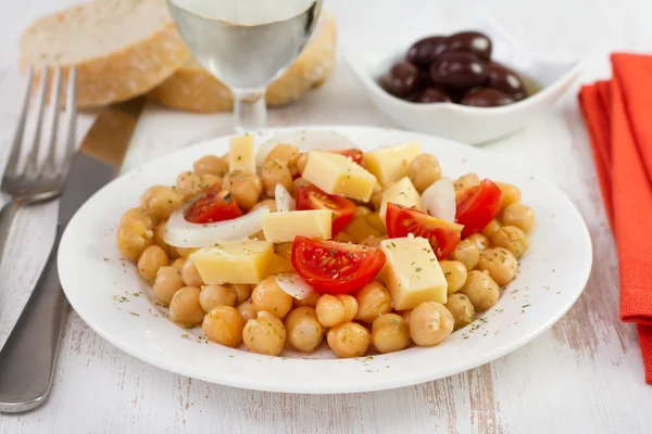 Salada de ervilha com queijo e tomate — Fotografia de Stock