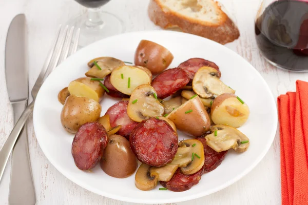 Salade aux saucisses et champignons dans l'assiette — Photo