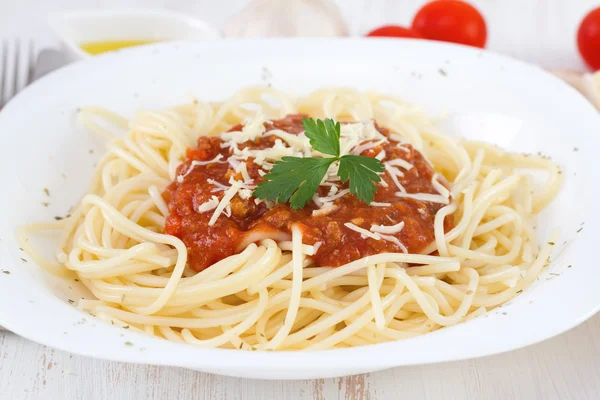 Espaguetis boloñesa en la placa blanca — Foto de Stock