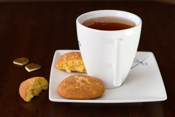 紅茶を 1 杯とシナモン クッキー — ストック写真