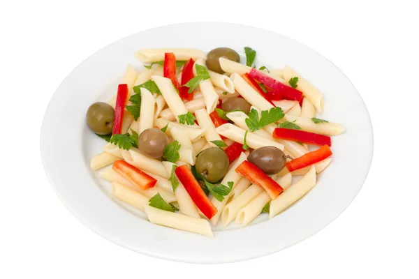 Салат с макаронами на тарелке на белом фоне — стоковое фото