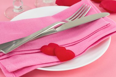 pembe peçete üzerinde bıçak ve çatal