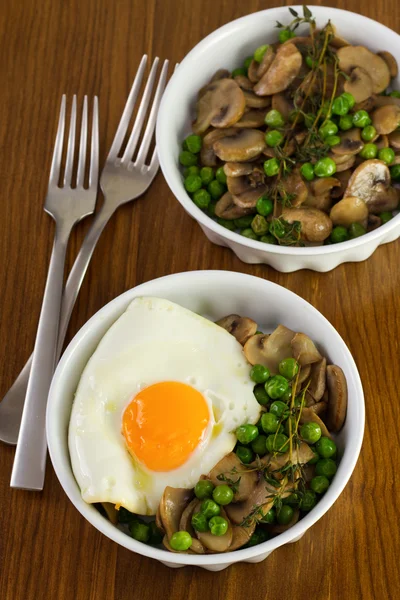 Mantar yemekleri ve çatal ile bezelye ile kızarmış yumurta — Stok fotoğraf
