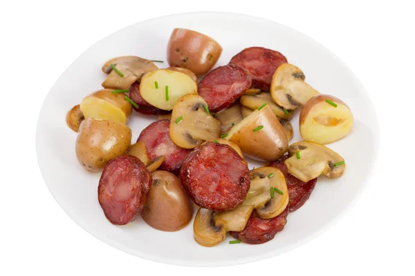 Insalata con salsicce sul piatto — Foto Stock