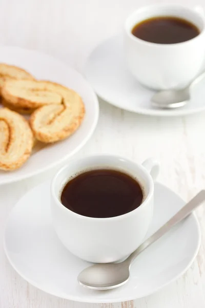 Tassen Kaffee mit Löffel und Keksen — Stockfoto