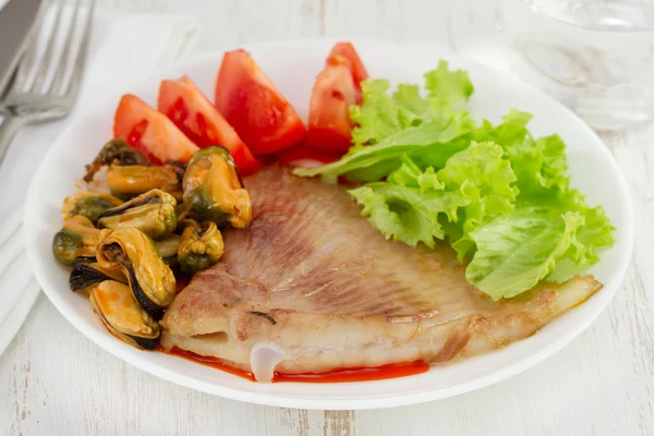 Miesmuscheln mit gebratenem Fisch und Salat — Stockfoto