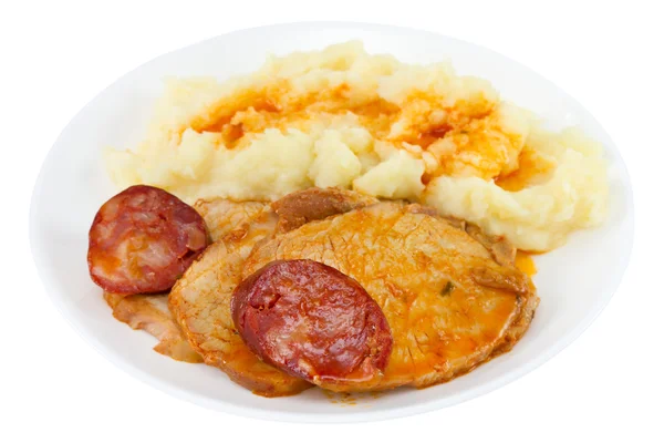 Κρέας με λουκάνικο και της πατάτας στο πιάτο — Φωτογραφία Αρχείου