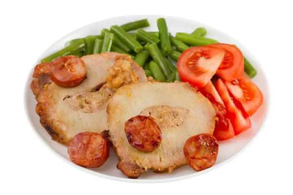 Свинина с колбасой, вареные зеленые бобы и помидоры — стоковое фото