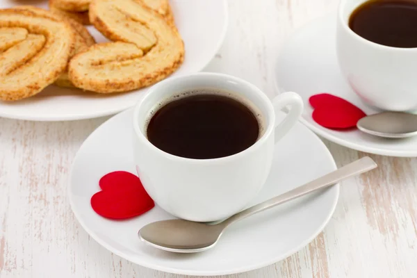 Taza de café con galletas y corazón rojo — Foto de Stock