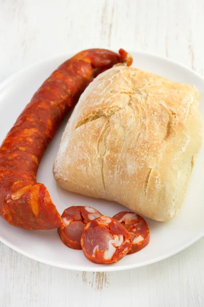 Копченая колбаса с хлебом — стоковое фото