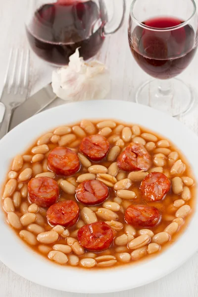 Chourico com feijão branco em molho de tomate — Fotografia de Stock