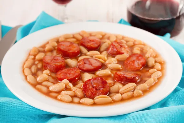 Chourico com feijão branco em molho de tomate — Fotografia de Stock