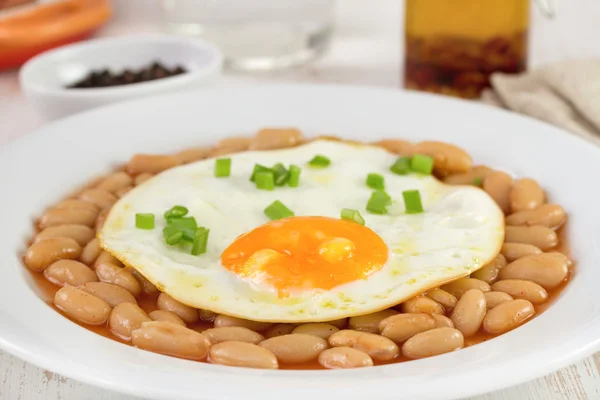 Sahanda yumurta witn soğan ve fasulye — Stok fotoğraf