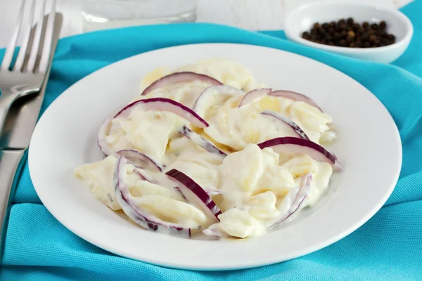 Kartoffelsalat mit Zwiebeln auf dem Teller — Stockfoto