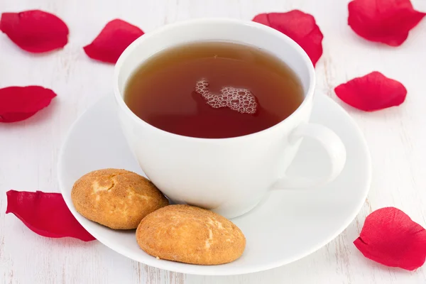 Tasse de thé aux biscuits à la cannelle — Photo