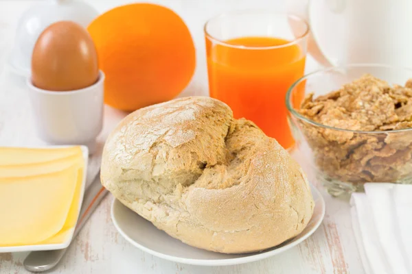 Bread with egg and orange juice — Stock Photo, Image