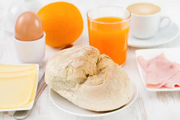 Bread with egg, coffee and juice — Stock Photo, Image