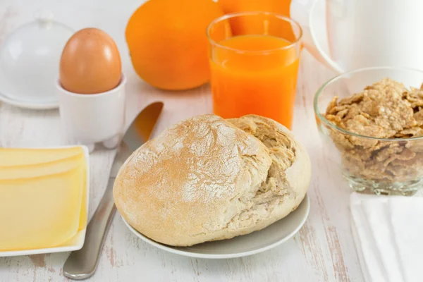 Bröd med ägg och apelsinjuice — Stockfoto