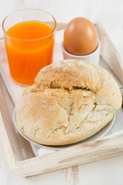Bread with egg and orange juice — Stock Photo, Image