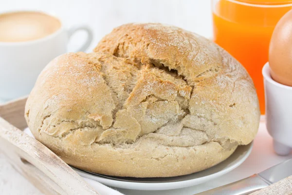 Bröd med ägg, kaffe och juice — Stockfoto