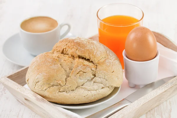 Bröd med ägg, kaffe och juice — Stockfoto