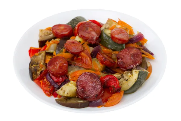 Жареные сосиски с овощами на тарелке — стоковое фото