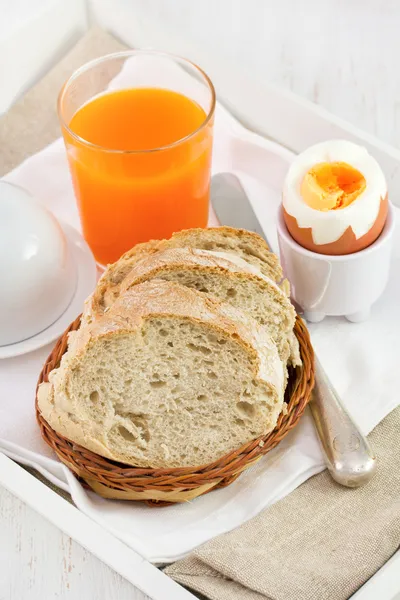 Bröd med glas juice, cup och ägg — Stockfoto