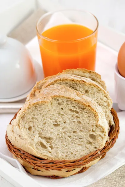 Pohár gyümölcslé, kupa és tojás kenyér — Stock Fotó