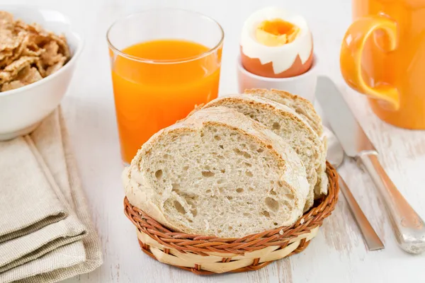 Bröd med ägg, flingor och juice — Stockfoto