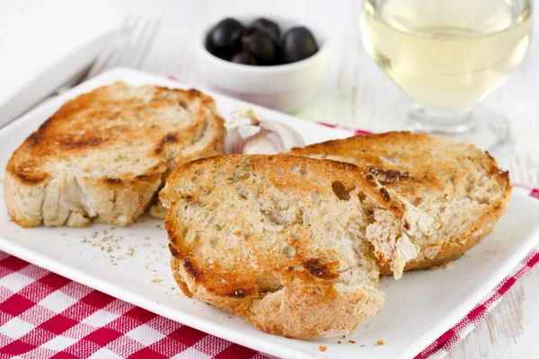 Smażony chleb na białym talerzu — Zdjęcie stockowe