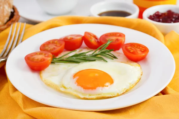 Fried egg with tomato cherry on the white plate — Stock Photo, Image