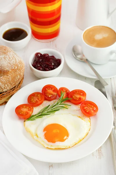 Oeuf frit avec cerise tomate sur la plaque blanche — Photo