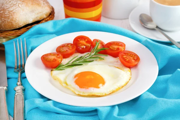 Oeuf frit avec cerise tomate sur la plaque blanche — Photo