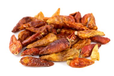 beyaz zemin üzerine kurutulmuş piri-piri