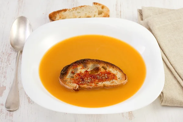 Sup sayuran dengan roti di piring — Stok Foto