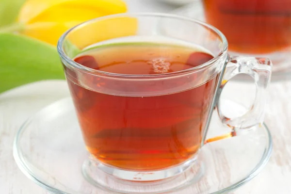 Φλιτζάνι τσάι με ένα κίτρινο τουλίπα — Φωτογραφία Αρχείου