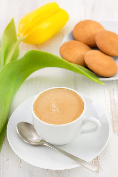 Tasse de café, biscuits et tulipe jaune — Photo