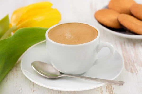 Tasse de café, biscuits et tulipe jaune — Photo