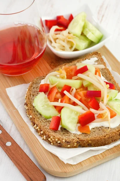 Toast mit Käse, Pfeffer, Gurke auf dem Teller — Stockfoto