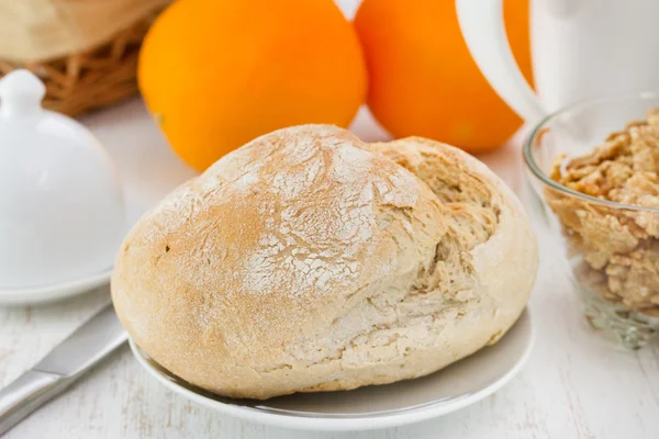 Chléb s vařeným vejcem a čerstvý pomerančový džus — Stock fotografie