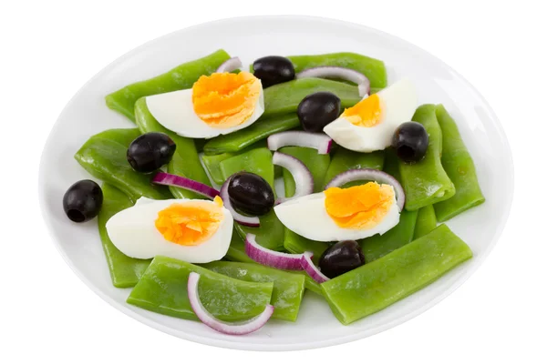 Salada com feijão cozido e ovo no prato em fundo branco — Fotografia de Stock