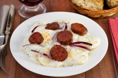 Patates salatası ile kızarmış sosis