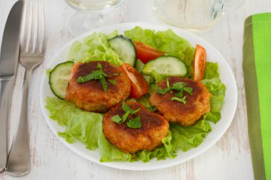 sos ve salata tabak köfte